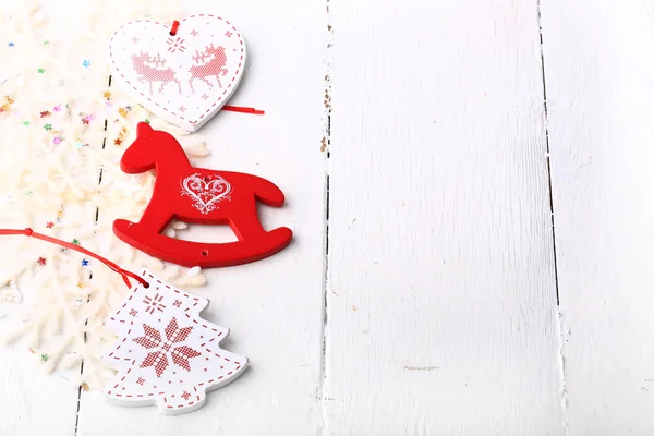 Boże Narodzenie skład kartki świąteczne zabawki drewniane na białym tle drewniane serca konia jodła nowego roku zima — Zdjęcie stockowe