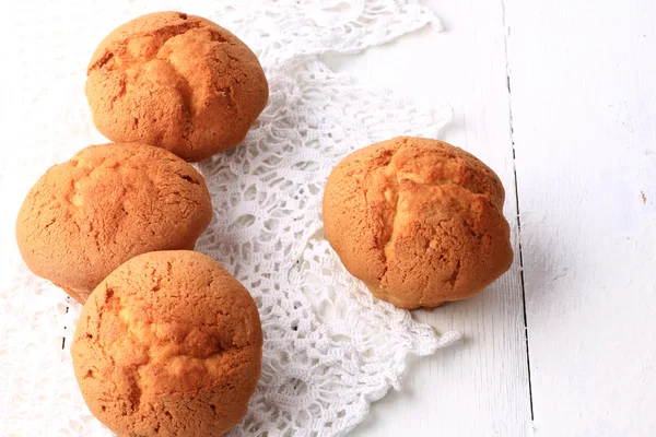 Frische hausgemachte Cupcakes auf einem weißen Holzhintergrund Spitze weichen selektiven Fokus — Stockfoto