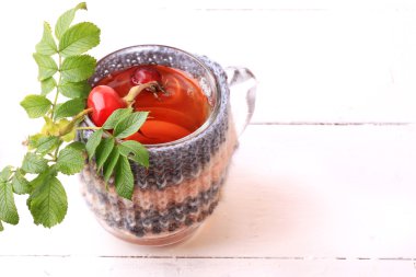 çay rose hips ve yaprakları ahşap beyaz arka plan c vitamini ile kış sonbahar kupa örme