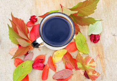 Kahve kupa sonbahar ahşap arka plan sonbahar yaprakları