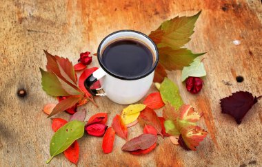 Kahve kupa sonbahar ahşap arka plan sonbahar yaprakları