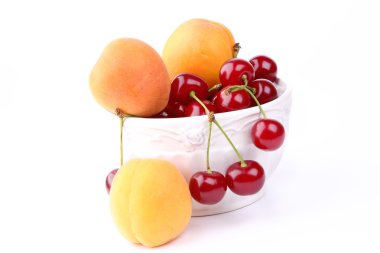 kiraz ve kayısı seramik kase beyaz arka plan üzerinde izole