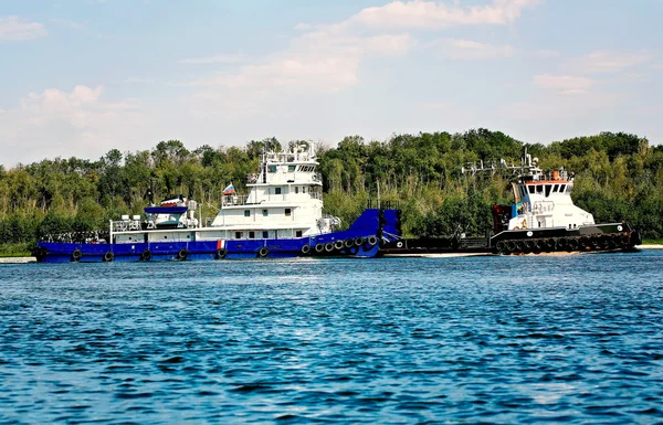 Navires de charge sur la rivière été — Photo