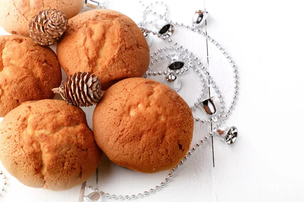 Cupcakes de Navidad guirnalda rústica campanas de plata Conos de árbol de Navidad invierno blanco madera retro vintage — Foto de Stock