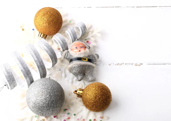 Natale una decorazione di festa rustico sfondo abete giocattolo santa inverno bianco legno — Foto Stock
