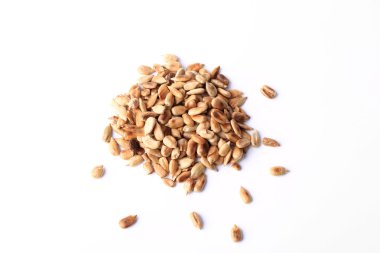 Beyaz arka plan üzerinde izole Ayçekirdeği soyulmuş kızarmış