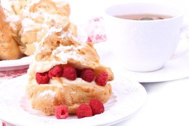 pasta vanilya krem ve frambuazlı pasta kahvaltı ile