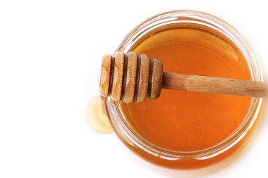 Beyaz arkaplanda izole edilmiş bal