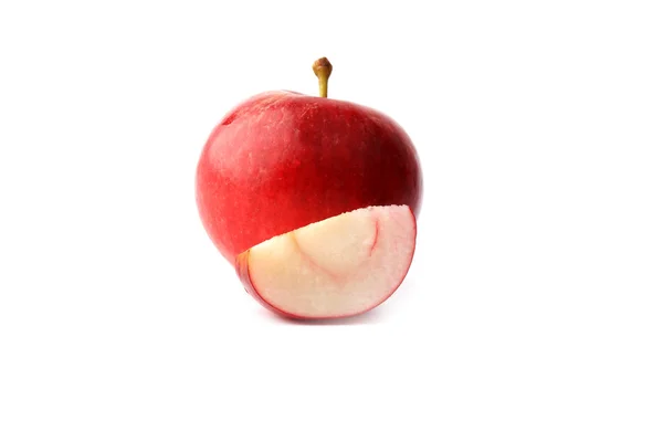 Ρουστίκ κόκκινο μήλο φέτα που απομονώνονται σε λευκό φόντο — Φωτογραφία Αρχείου
