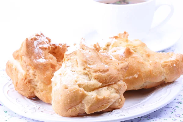 Eclair with vanilla cream cake breakfast — Stock Photo, Image