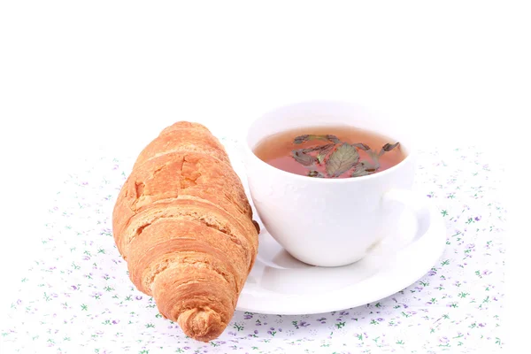 Mátový čaj dort croissant snídaně — Stock fotografie