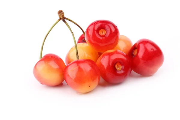 Cerezas aisladas sobre fondo blanco — Foto de Stock