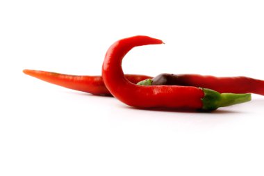 Beyaz arka plan üzerinde izole kırmızı acı biber