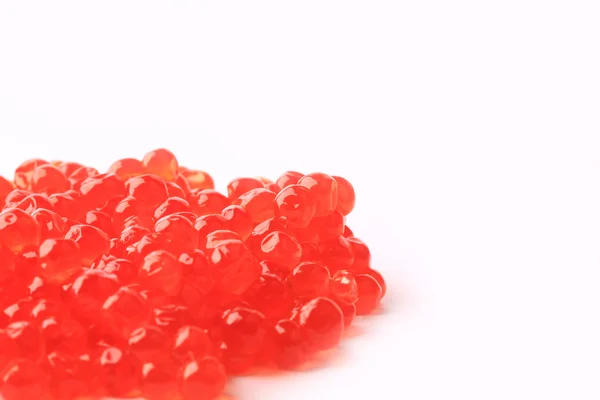 Caviar rojo aislado sobre fondo blanco enfoque selectivo delicadeza —  Fotos de Stock