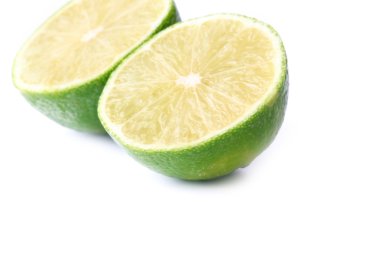 Beyaz arkaplanda limon izole edilmiş