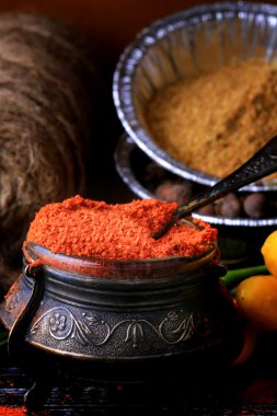 kırmızı zemin biber koyu ahşap arka plan rustik tarzı eski baharat