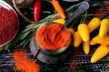 baharat biber sarımsak defne yaprağı kızamık zerdeçal koyu ahşap arka plan retro tarzı ayarla