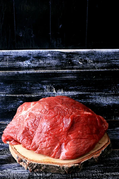 Surowy wołowiny na stary styl rustykalny ciemne drewniane tła — Zdjęcie stockowe