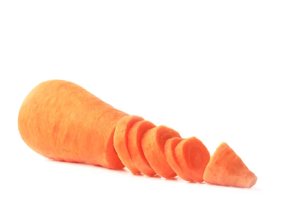 Очищенная морковь нарезанная изолированно на белом фоне — стоковое фото