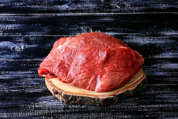Carne fresca de carne crua em um velho fundo de madeira escura estilo rústico — Fotografia de Stock