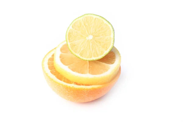 Agrumes citron citron orange tranché isolé sur un fond blanc — Photo