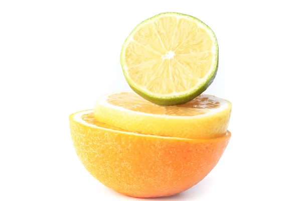 Citrus lime citron apelsin skivad isolerade på en vit bakgrund — Stockfoto