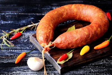 ev yapımı sosis baharat biber sarımsak biberiye koyu ahşap arka plan rustik tarzı retro vintage füme