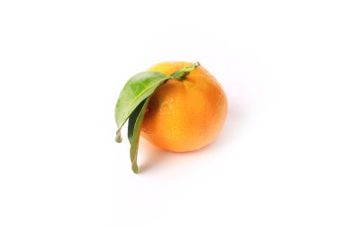 Mandalina beyaz bir arka plan üzerinde izole yaprakları ile