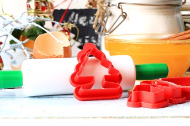 Kurabiye Pişirme için Noel dekorasyon araçları bir oklava bir açık ahşap renkli seçici yumuşak odak rustik tarzı oluşturur.