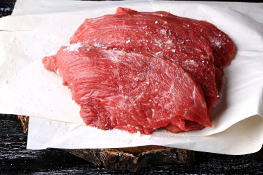 çiftlik Organik ürün eski ahşap arka plan vintage retro üzerinde ham sığır kaba tuz