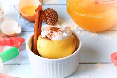 pişmiş elma tarçın çırpılmış yumurta akı ile şeker tatlı tatlı krem tepesi pişirme