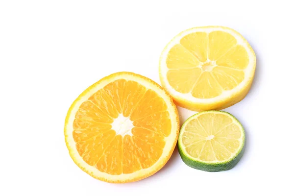 Цитрусовые оранжевый лимон лайм сократить круги изолированы на белом фоне — стоковое фото