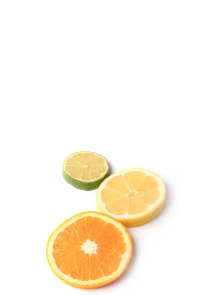 Limón naranja cítricos lima círculos cortados aislados sobre fondo blanco — Foto de Stock