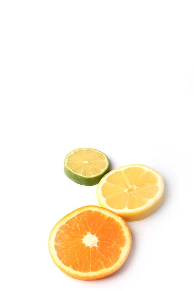 Цитрусовые оранжевый лимон лайм сократить круги изолированы на белом фоне — стоковое фото