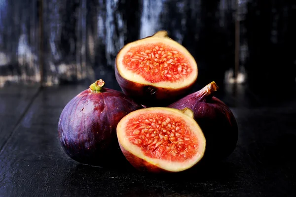 Figs on a dark wooden background old retro vintage style selective soft focus — Stock Photo, Image