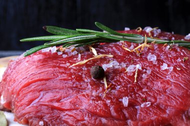 Biberiye ve baharatlar ile ham sığır eti