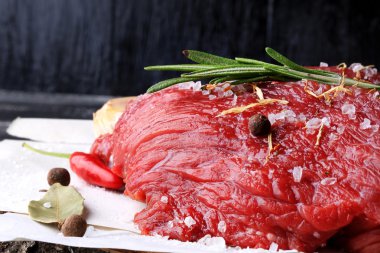 Biberiye ve baharatlar ile ham sığır eti