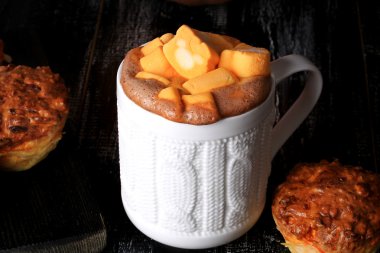 şekerleme ve kabak kekler siyah ahşap zemin ile baharatlı kabak kahve