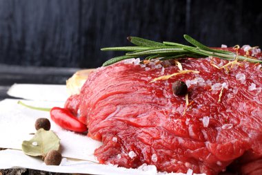 Biberiye ve baharatlar ile ham sığır eti