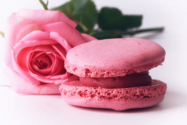 Happy Mother 's Day macaroon un trandafir roz blând izolat pe fundal alb Valentine' s Day dragoste tandrețe — Fotografie, imagine de stoc