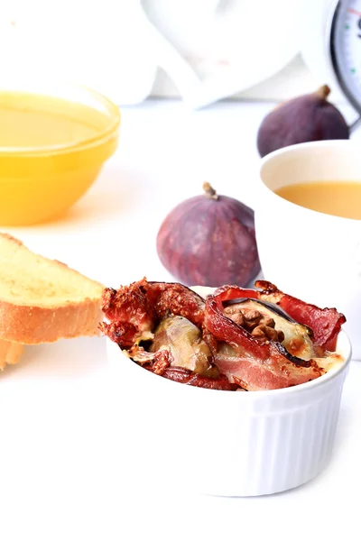 Инжир на завтрак с грецкими орехами из сыра бекона — стоковое фото