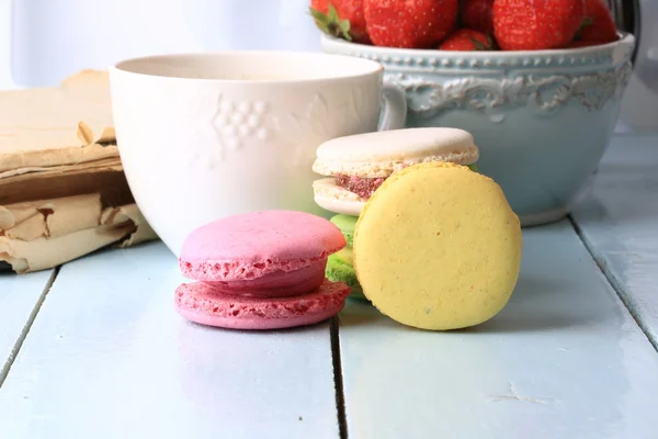 Caffè macaroon vecchio libro retrò vintage francese dessert eco biologico sano stile di vita morbido selettivo focus — Foto Stock