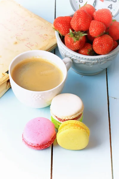 Caffè macaroon vecchio libro retrò vintage francese dessert eco biologico sano stile di vita morbido selettivo focus — Foto Stock