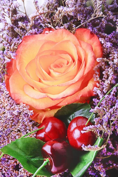 Bukiet kwiatów wiśni Rose Walentynki matka stonowanych zdjęcie delikatny tle retro — Zdjęcie stockowe