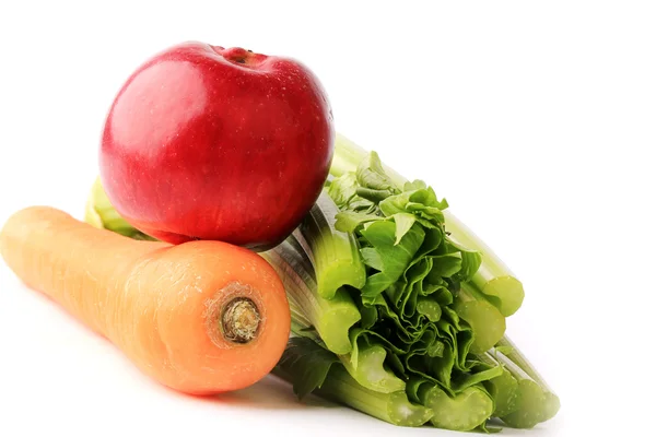 Diyet güler yüzlü beyaz arka plan üzerinde izole elma havuç kereviz ayarla.