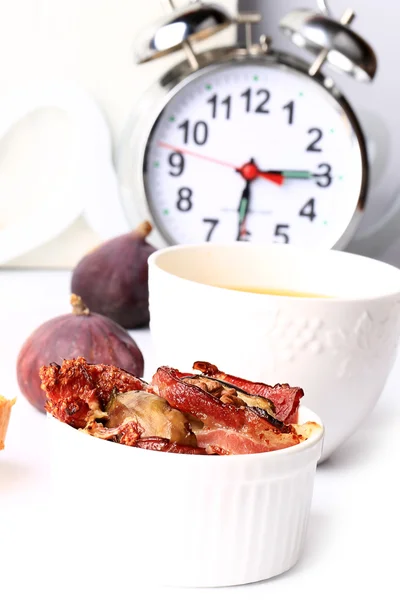 Инжир на завтрак с грецкими орехами из сыра бекона — стоковое фото