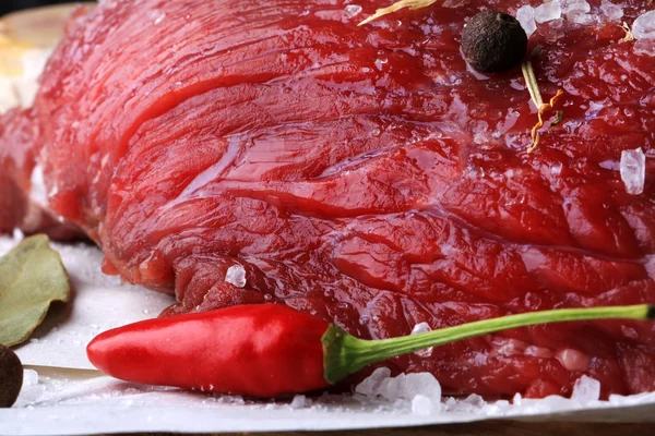 Manzo crudo con rosmarino e spezie — Foto Stock