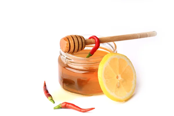 Beyaz arka plan üzerinde izole tatlım biber limon