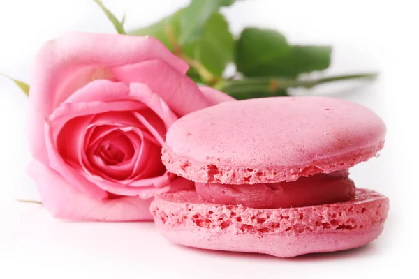 Buon macaron della festa della mamma una rosa rosa delicata isolata su sfondo bianco tenerezza amore di San Valentino — Foto Stock