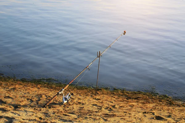 レトロな古い夏の川への釣り竿 — ストック写真
